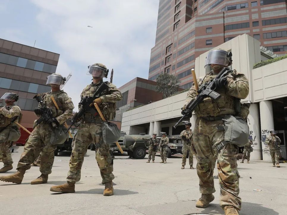 Lực lượng Vệ binh Quốc gia được triển khai tại thành phố Los Angeles, bang California, Mỹ ngày 8-6. Ảnh minh họa: THX/TTXVN