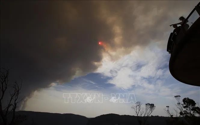 Khói bốc lên từ đám cháy rừng ở Blue Mountain, New South Wales, Australia. Ảnh tư liệu: THX/TTXVN Khói bốc lên từ đám cháy rừng ở Blue Mountain, New South Wales, Australia. Ảnh tư liệu: THX/TTXVN