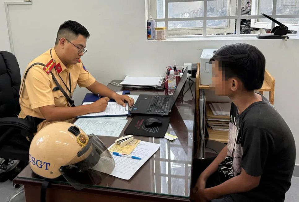 Cán bộ CSGT làm việc với một thanh niên Cán bộ CSGT làm việc với một thanh niên