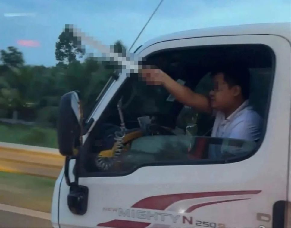 Hình ảnh tài xế S. cầm dao khi lưu thông trên cao tốc Hình ảnh tài xế S. cầm dao khi lưu thông trên cao tốc