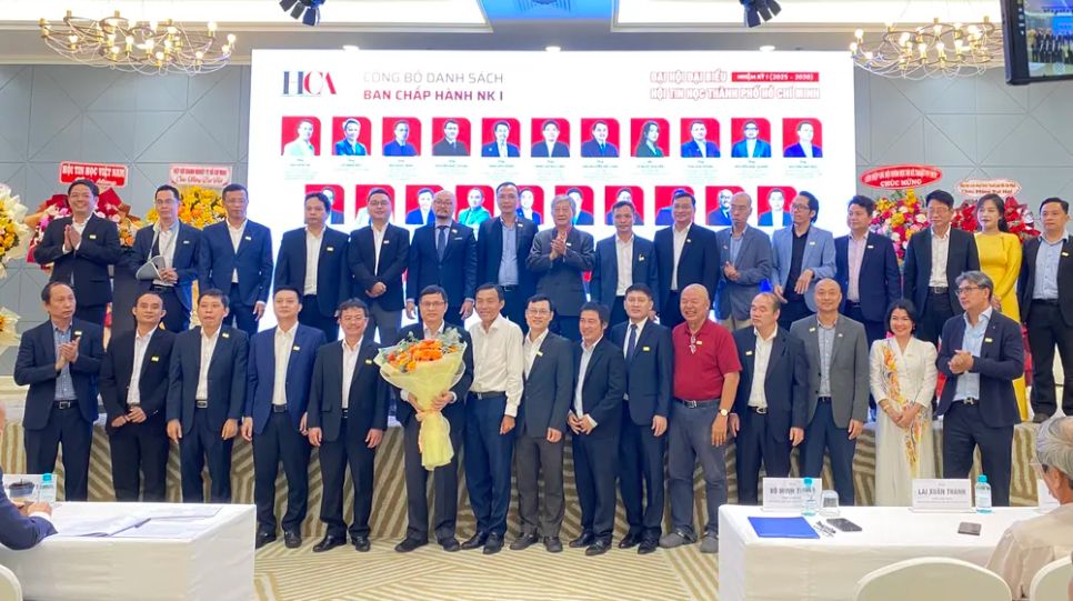 Đại diện Sở KH-CN TPHCM tặng hoa chúc mừng Ban <span style=