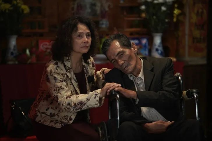 <i>Thương Tín cùng NSND Minh Châu trong Cu li không bao giờ khóc</i>