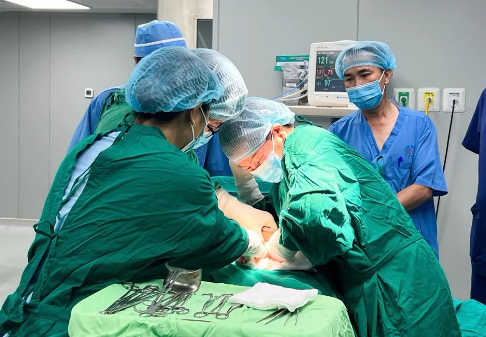 Sản phụ mang thai 36 tuần chuyển dạ, được sinh mổ cặp song sinh nam nặng 2.300g và 2.450g Sản phụ mang thai 36 tuần chuyển dạ, được sinh mổ cặp song sinh nam nặng 2.300g và 2.450g