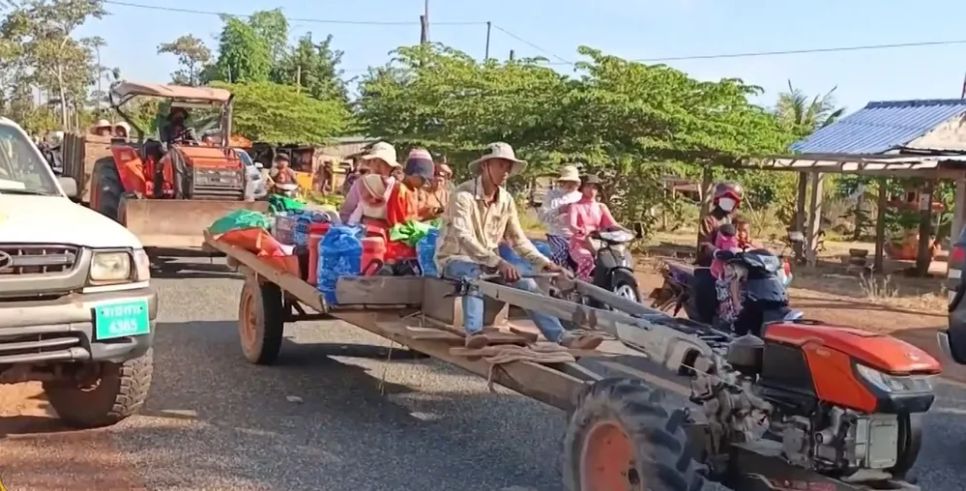 Người dân Campuchia khu vực gần đền Preah Vihear, sơ tán tránh giao tranh. Ảnh: AL JAZEERA Người dân Campuchia khu vực gần đền Preah Vihear, sơ tán tránh giao tranh. Ảnh: AL JAZEERA