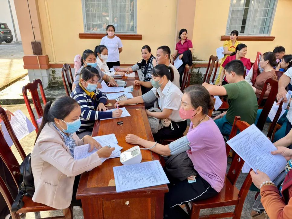 Các tình nguyện viên được khám sàng lọc sức khỏe khi tham gia ngày hội