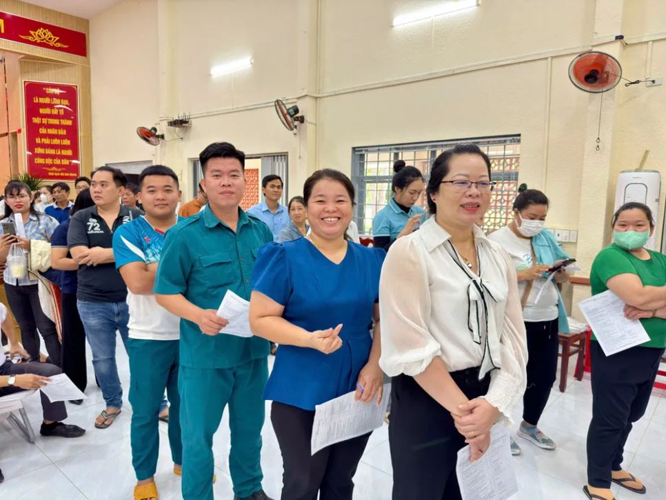 Đông đảo cán bộ, công chức, viên chức, đoàn viên, hội viên, giáo viên, lực lượng vũ trang và nhân dân xã Phước Thành tham gia ngày hội