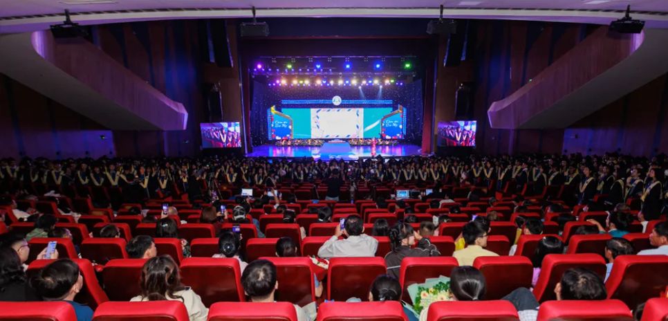 Khoảnh khắc tân khoa Trường Đại học Văn Hiến tri ân phụ huynh tại lễ tốt nghiệp 2025 Khoảnh khắc tân khoa Trường Đại học Văn Hiến tri ân phụ huynh tại lễ tốt nghiệp 2025