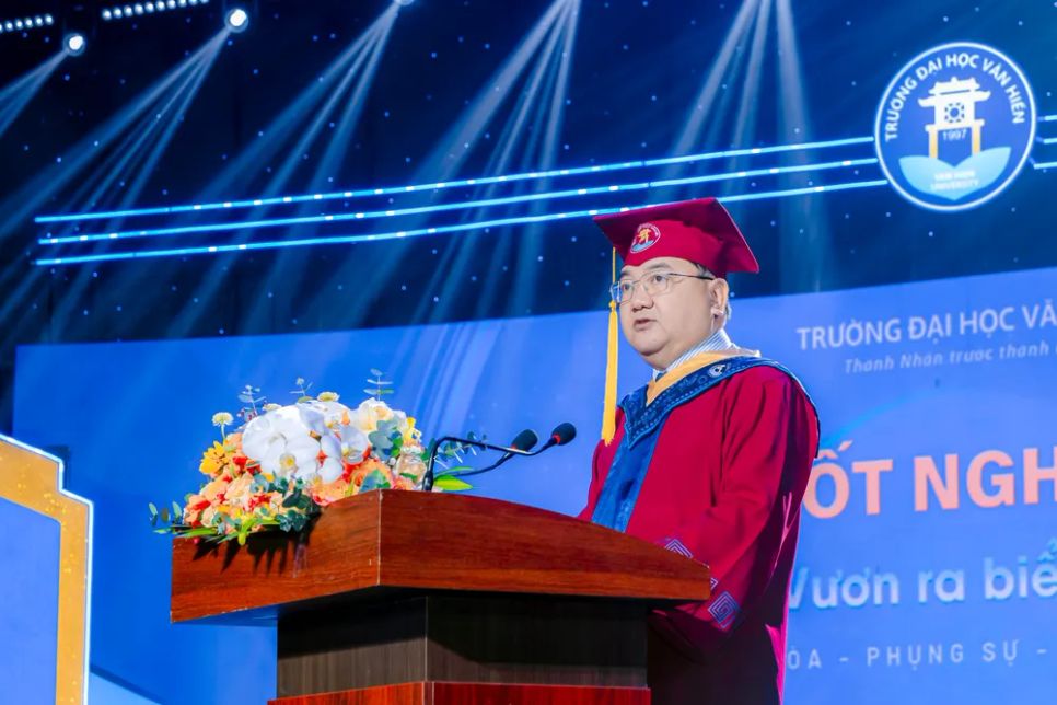 PGS. TS Nguyễn Minh Đức, Hiệu trưởng Trường Đại học Văn Hiến, phát biểu tại buổi lễ PGS. TS Nguyễn Minh Đức, Hiệu trưởng Trường Đại học Văn Hiến, phát biểu tại buổi lễ