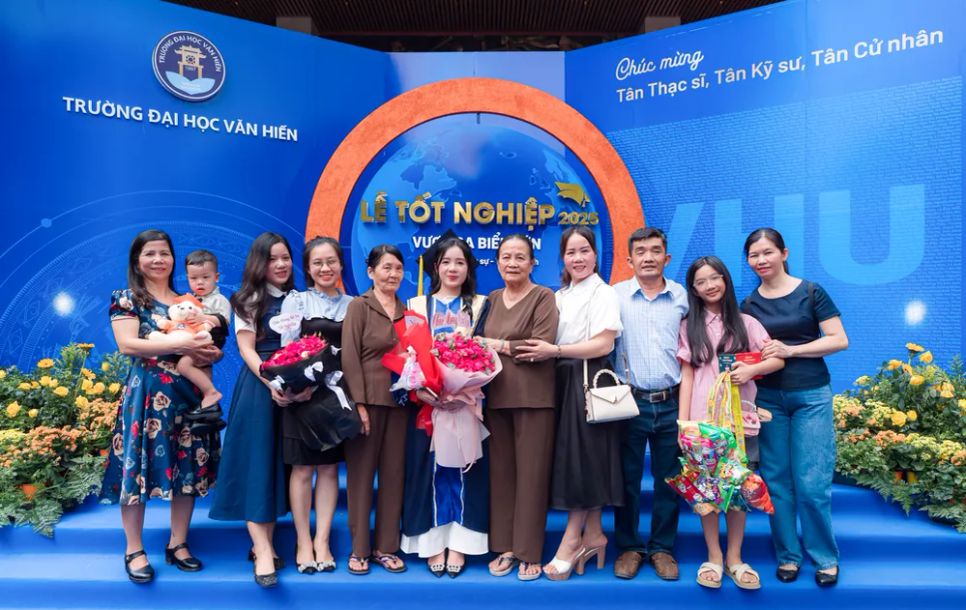 Tân khoa và gia đình lưu giữ hình ảnh kỷ niệm tại Lễ Tốt nghiệp Tân khoa và gia đình lưu giữ hình ảnh kỷ niệm tại Lễ Tốt nghiệp