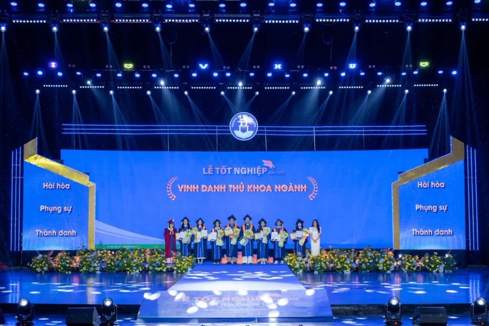 Thủ khoa các ngành được nhà trường trao tặng giấy khen và thư mời nhận việc với mức lương từ 15.000.000 đồng/tháng tại buổi lễ Thủ khoa các ngành được nhà trường trao tặng giấy khen và thư mời nhận việc với mức lương từ 15.000.000 đồng/tháng tại buổi lễ