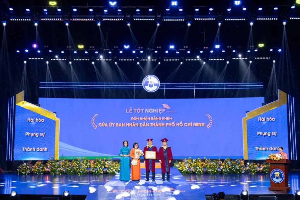 Trường Đại học Văn Hiến đón nhận bằng khen của UBND TPHCM Trường Đại học Văn Hiến đón nhận bằng khen của UBND TPHCM