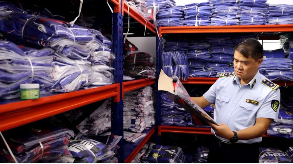 Thu giữ 6.500 bộ quần áo giả nhãn hiệu Nike, Adidas Thu giữ 6.500 bộ quần áo giả nhãn hiệu Nike, Adidas