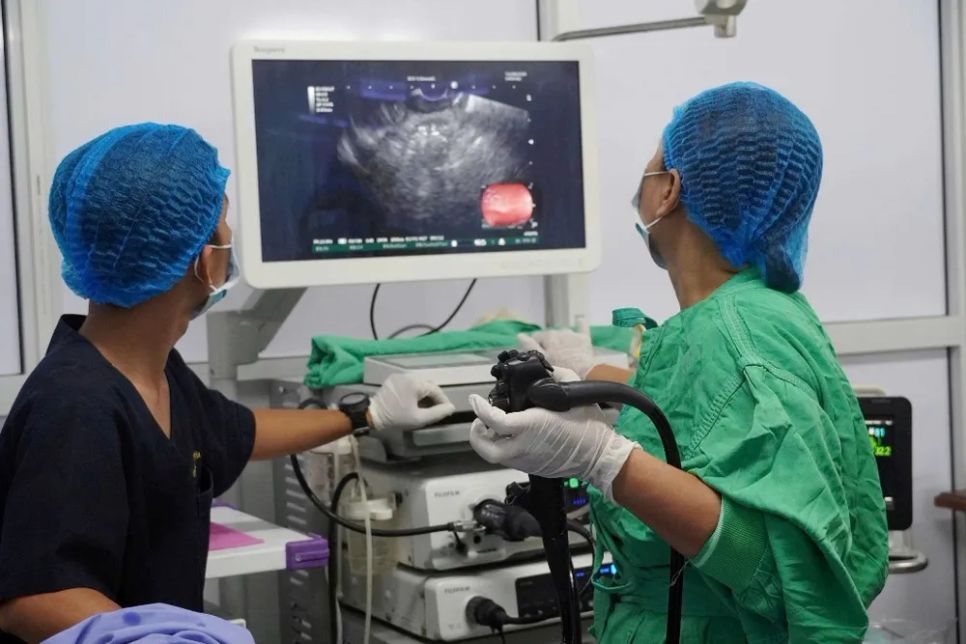 <i>Ê-kíp bác sĩ can thiệp đang thực hiện nội soi siêu âm cho bệnh nhân</i> <i>Ê-kíp bác sĩ can thiệp đang thực hiện nội soi siêu âm cho bệnh nhân</i>