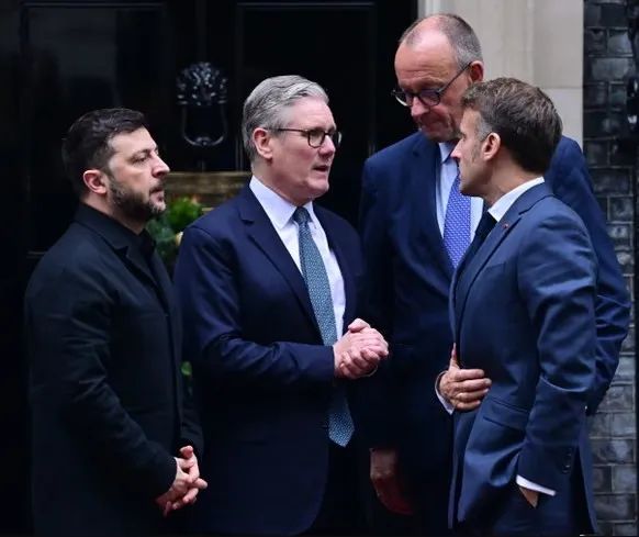 Tổng thống Ukraine Volodymyr Zelensky (bìa trái) gặp một số nhà lãnh đạo các nước châu Âu tại Thủ đô London, Anh ngày 8-12. Ảnh: SHUTTERSTOCK