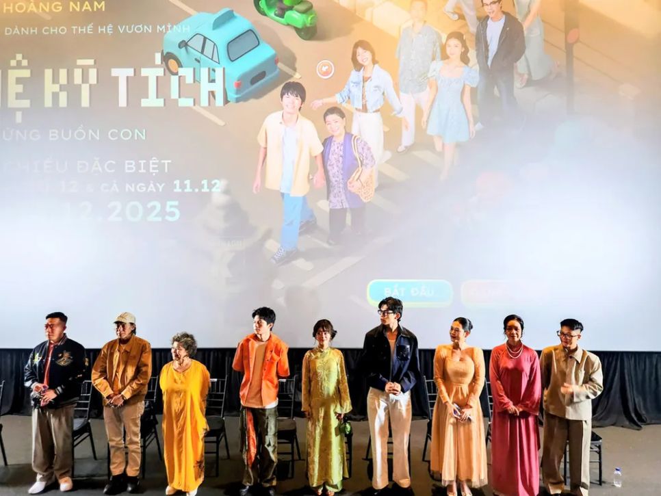 <i>Ê-kíp đoàn phim Thế hệ kỳ tích tại suất chiếu đặc biệt sáng 9-12. Ảnh: VĂN TUẤN</i> <i>Ê-kíp đoàn phim Thế hệ kỳ tích tại suất chiếu đặc biệt sáng 9-12. Ảnh: VĂN TUẤN</i>