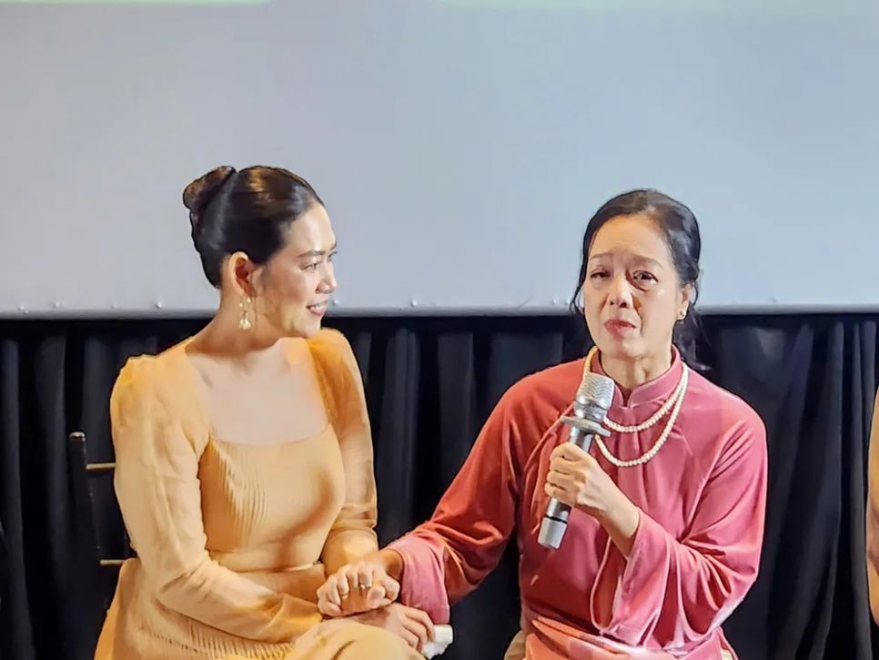 <i>NSƯT Chiều Xuân không kìm được nước mắt khi chia sẻ về phim. Ảnh: VĂN TUẤN</i> <i>NSƯT Chiều Xuân không kìm được nước mắt khi chia sẻ về phim. Ảnh: VĂN TUẤN</i>