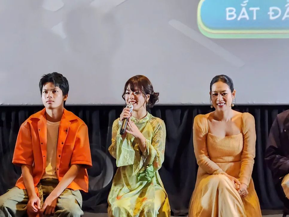 <i>Trần Tú (áo cam) và diễn viên trẻ Hồng Khanh. Ảnh: VĂN TUẤN</i> <i>Trần Tú (áo cam) và diễn viên trẻ Hồng Khanh. Ảnh: VĂN TUẤN</i>