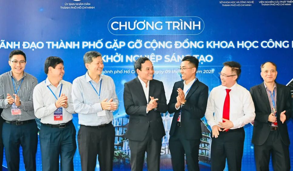 Bí thư Thành ủy TPHCM Trần Lưu Quang và Phó Bí thư Thành ủy TPHCM Đặng Minh Thông dự buổi gặp gỡ cộng đồng khoa học công nghệ, khởi nghiệp đổi mới sáng tạo. Ảnh: VIỆT DŨNG Bí thư Thành ủy TPHCM Trần Lưu Quang và Phó Bí thư Thành ủy TPHCM Đặng Minh Thông dự buổi gặp gỡ cộng đồng khoa học công nghệ, khởi nghiệp đổi mới sáng tạo. Ảnh: VIỆT DŨNG