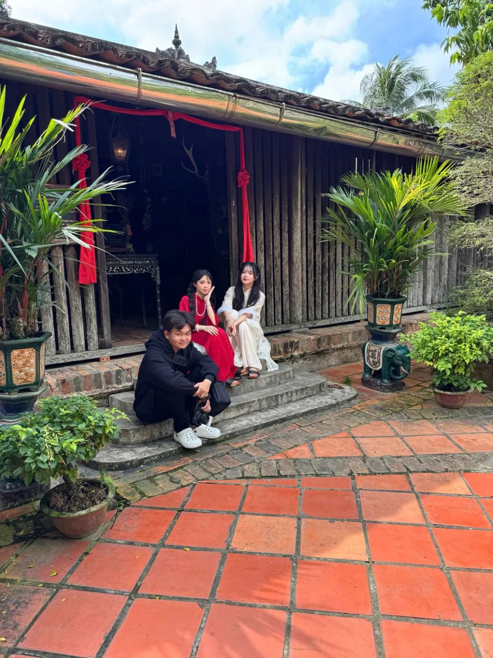 Du khách tham quan nhà cổ ông Kiệt