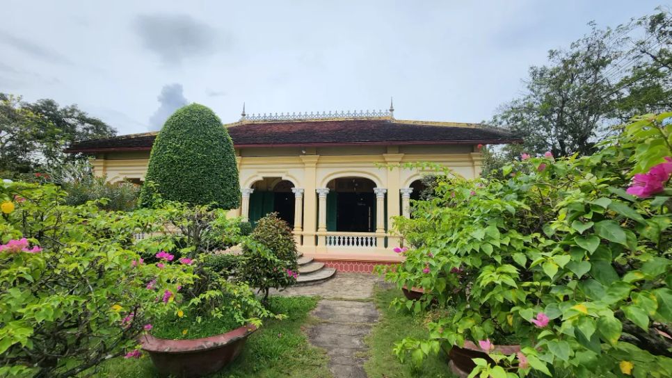 Khuôn viên phía trước nhà cổ Ba Đức