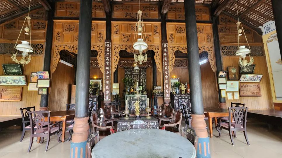 Một số đồ vật cổ xưa được lưu giữ tại nhà cổ Ba Đức