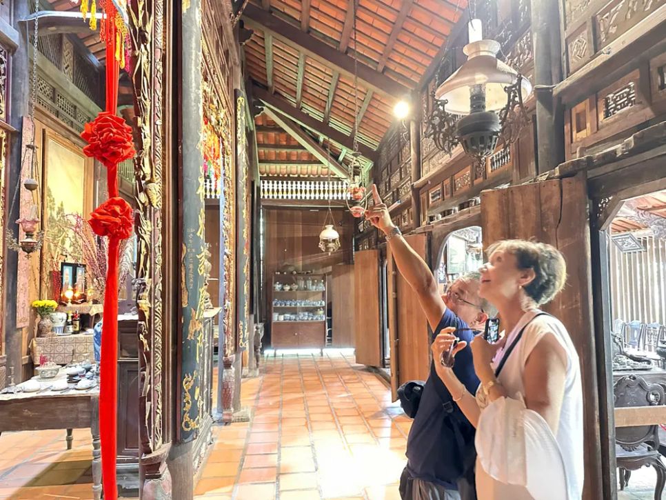 Trong nhà cổ ông Kiệt còn lưu giữ nhiều đồ cổ quý như bộ liễn đối khảm xà cừ, bộ bàn ghế với các hoa văn tinh tế...