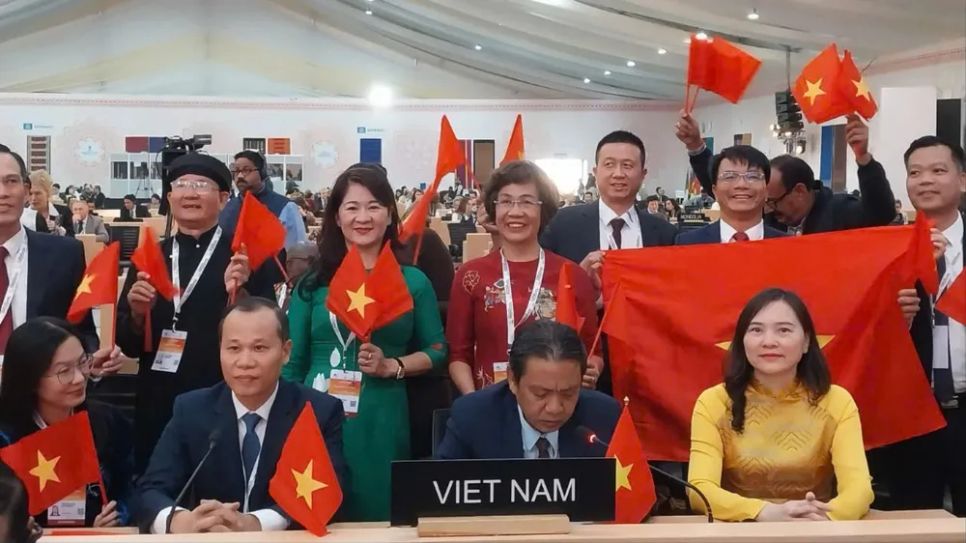 Thứ trưởng Bộ VH-TT-DL Hoàng Đạo Cương (hàng đầu, thứ 2 từ phải qua) phát biểu khi nghề làm tranh dân gian Đông Hồ được ghi danh Thứ trưởng Bộ VH-TT-DL Hoàng Đạo Cương (hàng đầu, thứ 2 từ phải qua) phát biểu khi nghề làm tranh dân gian Đông Hồ được ghi danh