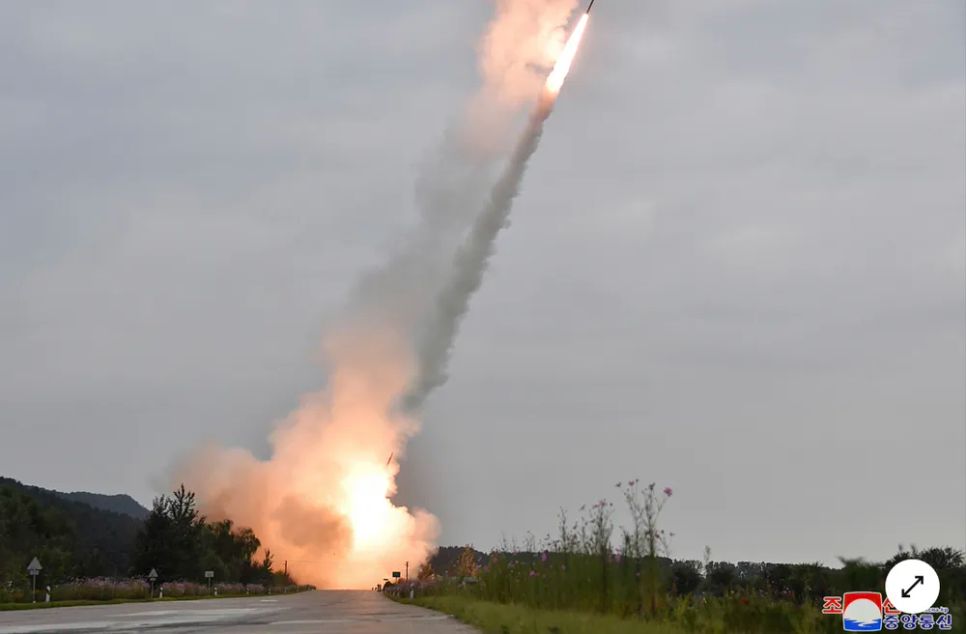 Một vụ phóng đạn pháo của Triều Tiên. Ảnh: KCNA