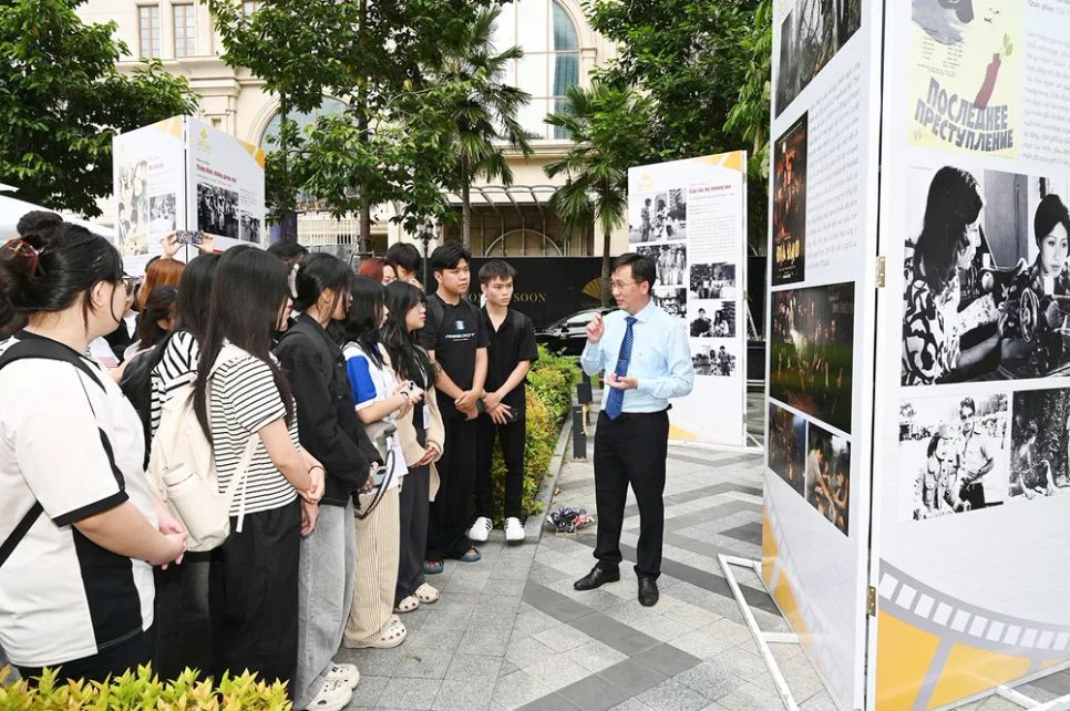 Đông đảo người trẻ đến với triển lãm ảnh TPHCM vươn mình cùng đất nước qua góc nhìn điện ảnh <br> Ảnh: MINH KHÔI Đông đảo người trẻ đến với triển lãm ảnh TPHCM vươn mình cùng đất nước qua góc nhìn điện ảnh <br> Ảnh: MINH KHÔI