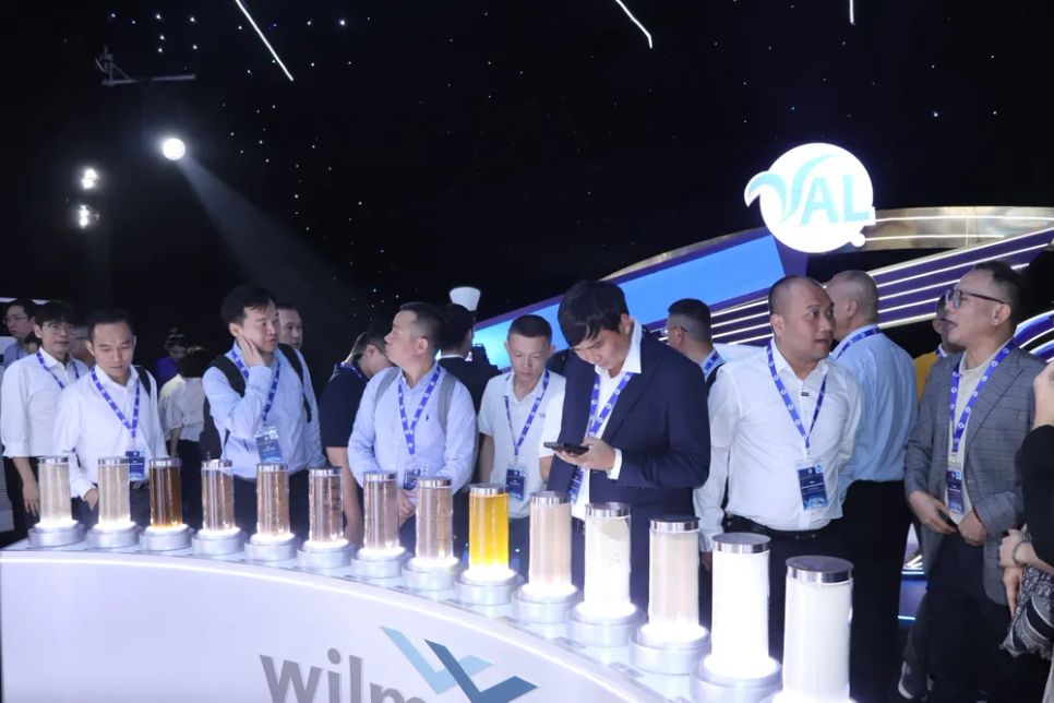 Các đại biểu tham quan khu vực trưng bày sản phẩm của Tổ hợp VAL. Ảnh: QUANG VŨ Các đại biểu tham quan khu vực trưng bày sản phẩm của Tổ hợp VAL. Ảnh: QUANG VŨ