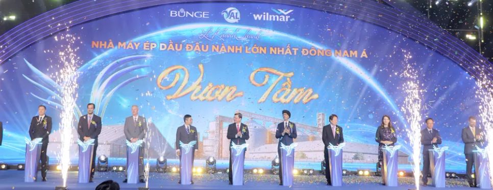 Các đại biểu thực hiện nghi thức nhấn nút khánh thành dây chuyền 2 nhà máy ép dầu đậu nành, Tổ hợp VAL. Ảnh: QUANG VŨ Các đại biểu thực hiện nghi thức nhấn nút khánh thành dây chuyền 2 nhà máy ép dầu đậu nành, Tổ hợp VAL. Ảnh: QUANG VŨ