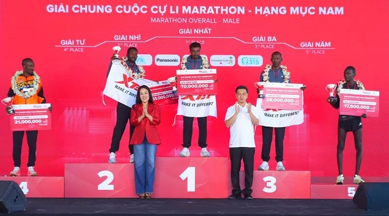 Ban tổ chức trao giải cho các vận động viên nam đường đua Marathon 42,195 km.