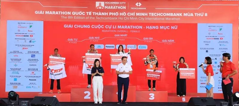 <p>Ban tổ chức trao giải cho các vận động viên nữ đường đua Marathon 42,195 km.</p>