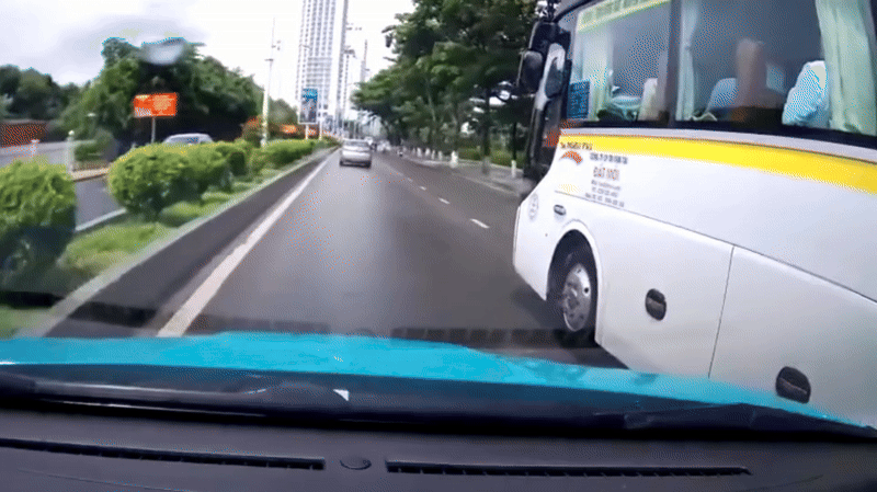 Xử phạt tài xế xe 29 chỗ vượt ẩu ở Nha Trang Xử phạt tài xế xe 29 chỗ vượt ẩu ở Nha Trang