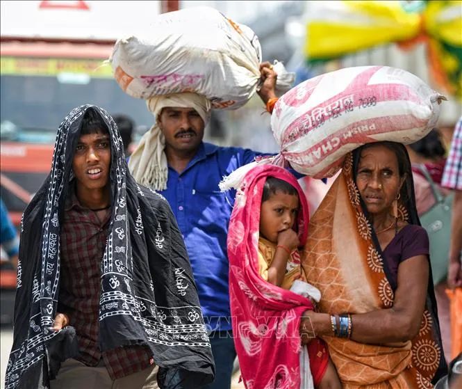 Người dân di chuyển trên đường phố tại New Delhi, Ấn Độ. Ảnh tư liệu: ANI/TTXVN