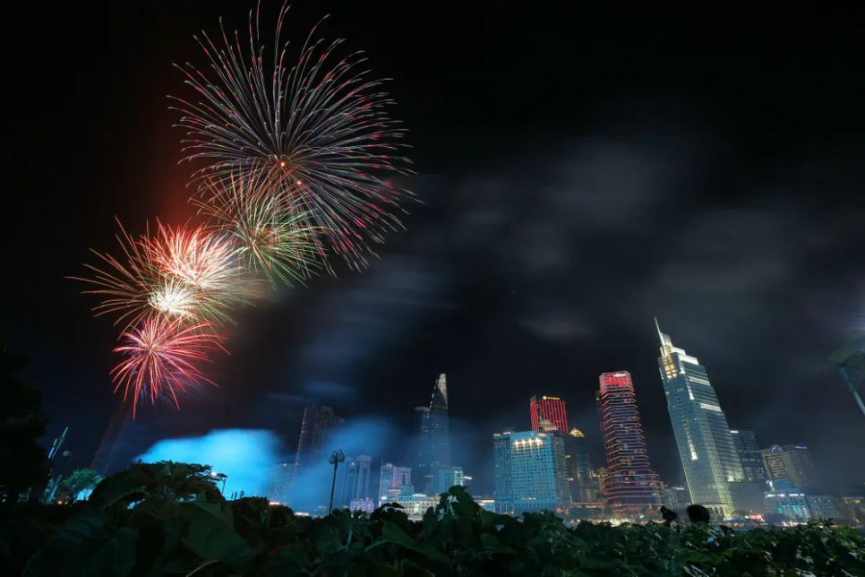 TPHCM bắn pháo hoa mừng năm mới 2026 tại 4 điểm. Ảnh: DŨNG PHƯƠNG TPHCM bắn pháo hoa mừng năm mới 2026 tại 4 điểm. Ảnh: DŨNG PHƯƠNG