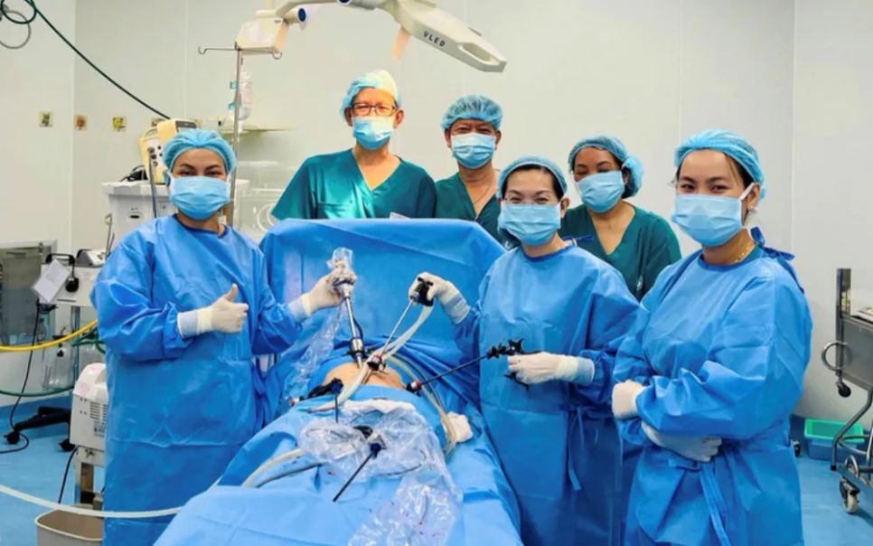 Các bác sĩ mổ cấp cứu cho sản phụ Các bác sĩ mổ cấp cứu cho sản phụ