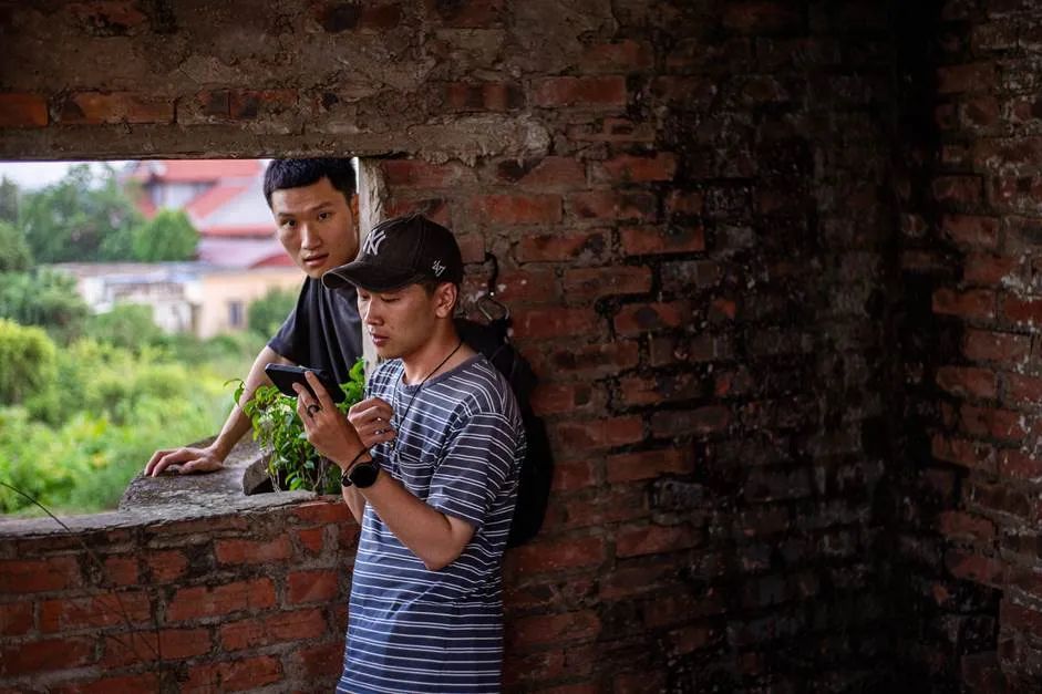 <i>Đạo diễn Vũ Trung Đức (áo sọc) tại bối cảnh nhà hoang trong phim ngắn Những ngày xanh thẳm. Ảnh: BTC</i> <i>Đạo diễn Vũ Trung Đức (áo sọc) tại bối cảnh nhà hoang trong phim ngắn Những ngày xanh thẳm. Ảnh: BTC</i>