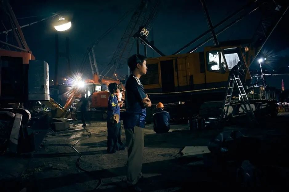 <i>Hậu trường cảnh quay đêm trong phim ngắn Lạch cạch của đạo diễn Lê Hoàng. Ảnh: BTC</i> <i>Hậu trường cảnh quay đêm trong phim ngắn Lạch cạch của đạo diễn Lê Hoàng. Ảnh: BTC</i>