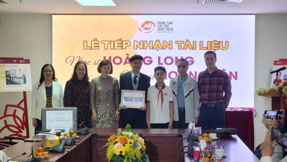 Nhạc sĩ Hoàng Long trao tặng tư liệu cho trung tâm Nhạc sĩ Hoàng Long trao tặng tư liệu cho trung tâm