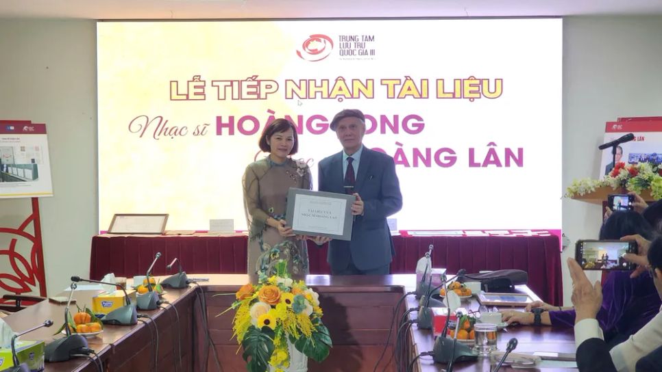Tiếp nhận tư liệu từ nhạc sĩ Hoàng Lân Tiếp nhận tư liệu từ nhạc sĩ Hoàng Lân