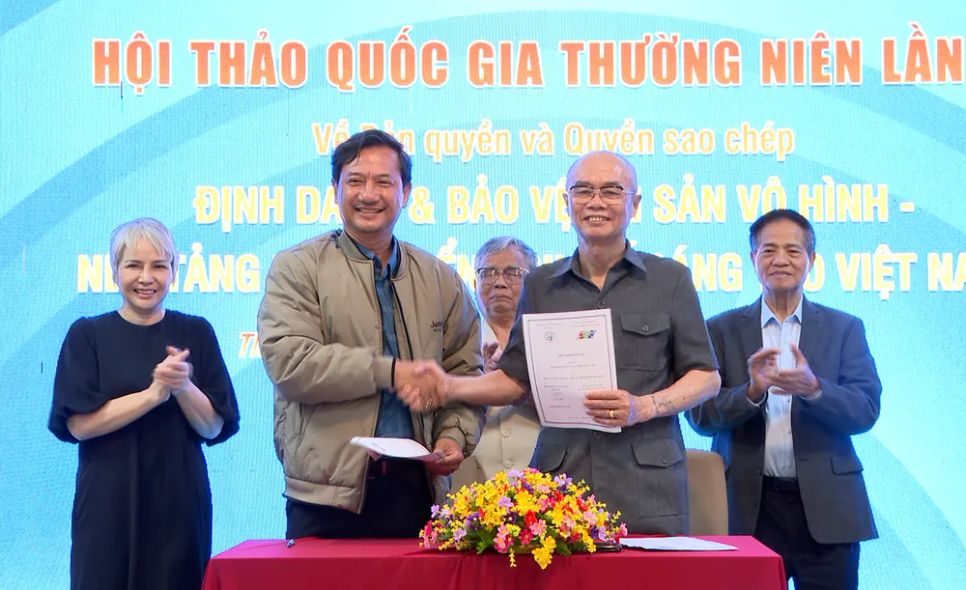 Phó Tổng Biên tập phụ trách Báo và Phát thanh - Truyền hình An Giang Lê Văn Chuyển và ông Hoàng Trọng Quang, Chủ tịch Hiệp hội Quyền sao chép Việt Nam ký kết thỏa thuận hợp tác. ẢNH: THIỆN THANH Phó Tổng Biên tập phụ trách Báo và Phát thanh - Truyền hình An Giang Lê Văn Chuyển và ông Hoàng Trọng Quang, Chủ tịch Hiệp hội Quyền sao chép Việt Nam ký kết thỏa thuận hợp tác. ẢNH: THIỆN THANH