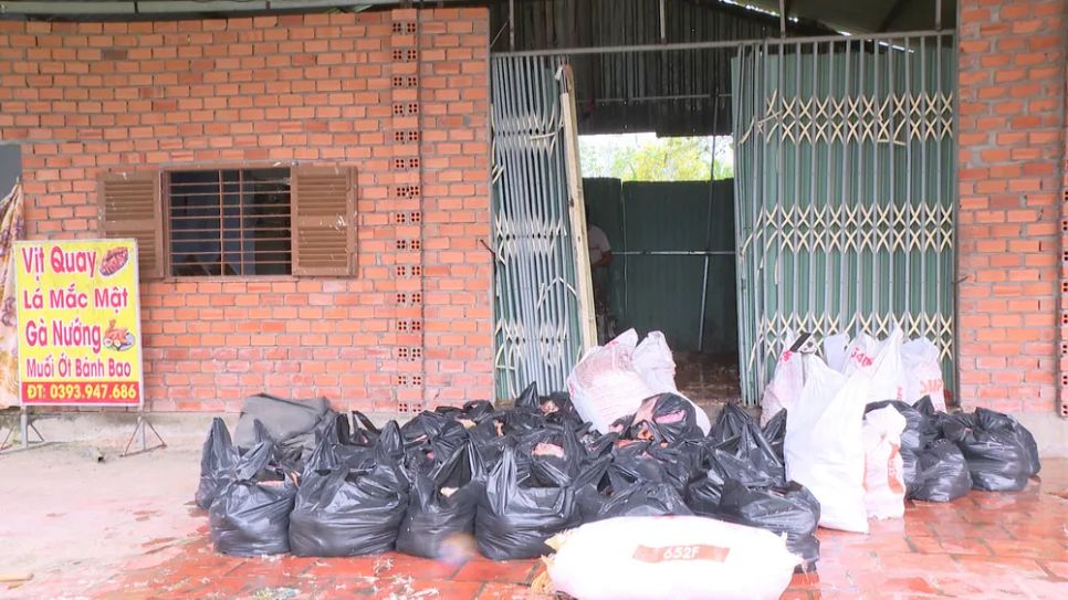 Điểm tập kết khá tềnh toàng, bên ngoài có bảng hiệu rao bán vịt đã chế biến Điểm tập kết khá tềnh toàng, bên ngoài có bảng hiệu rao bán vịt đã chế biến