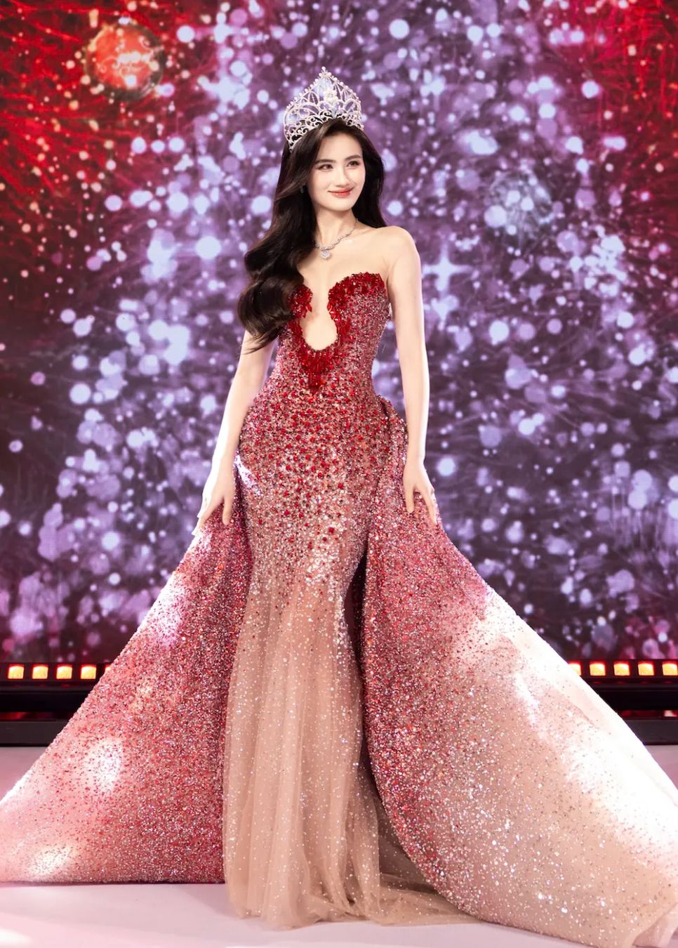 Hoa hậu Huỳnh Trần Ý Nhi Hoa hậu Huỳnh Trần Ý Nhi