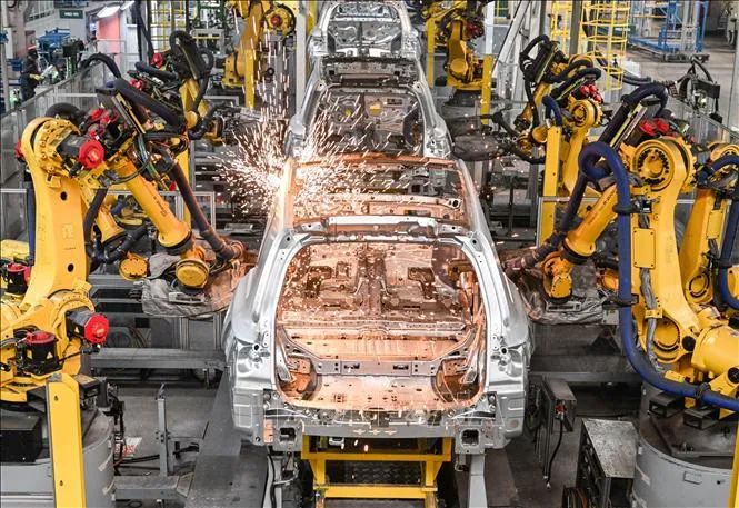Robot hoạt động trên dây chuyền lắp ráp xe ô tô điện của Tập đoàn Li Auto ở Thường Châu, tỉnh Giang Tô, Trung Quốc. Ảnh tư liệu: THX/TTXVN