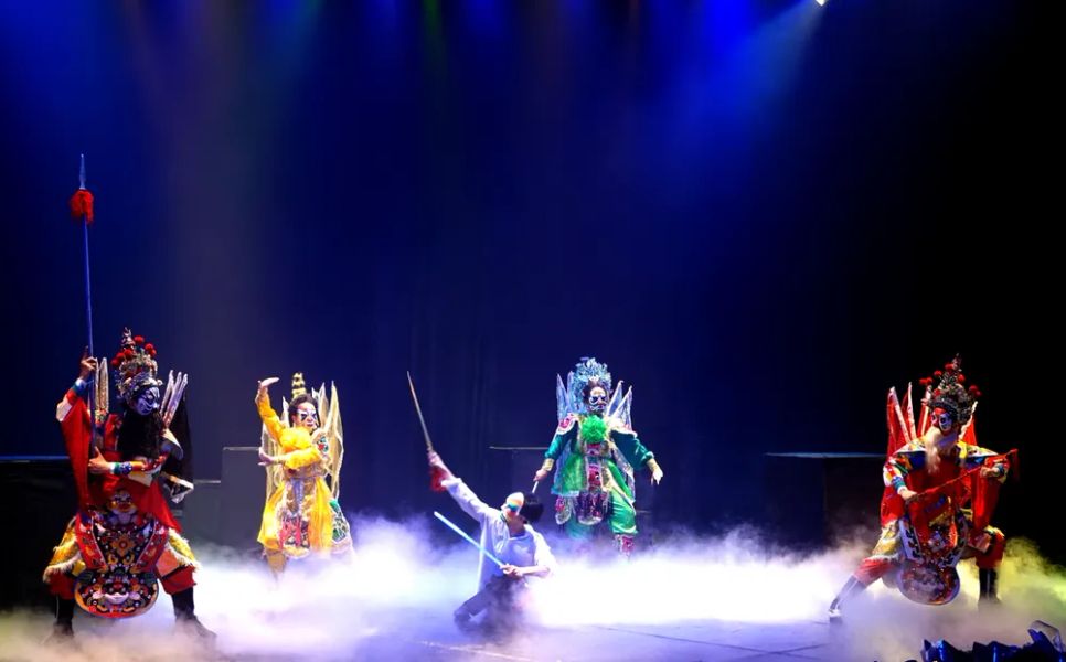 Sắc màu nghệ thuật hát bội trên sân khấu kịch nhận được sự yêu thích nồng nhiệt của đông đảo khán giả trẻ. Ảnh: THÚY BÌNH Sắc màu nghệ thuật hát bội trên sân khấu kịch nhận được sự yêu thích nồng nhiệt của đông đảo khán giả trẻ. Ảnh: THÚY BÌNH