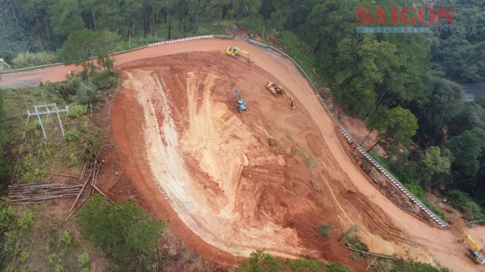 Khu vực sạt lở trên quốc lộ 20 đoạn qua đèo D'ran đã được dọn dẹp, hạ tải phía sườn đồi bên trên Khu vực sạt lở trên quốc lộ 20 đoạn qua đèo D'ran đã được dọn dẹp, hạ tải phía sườn đồi bên trên