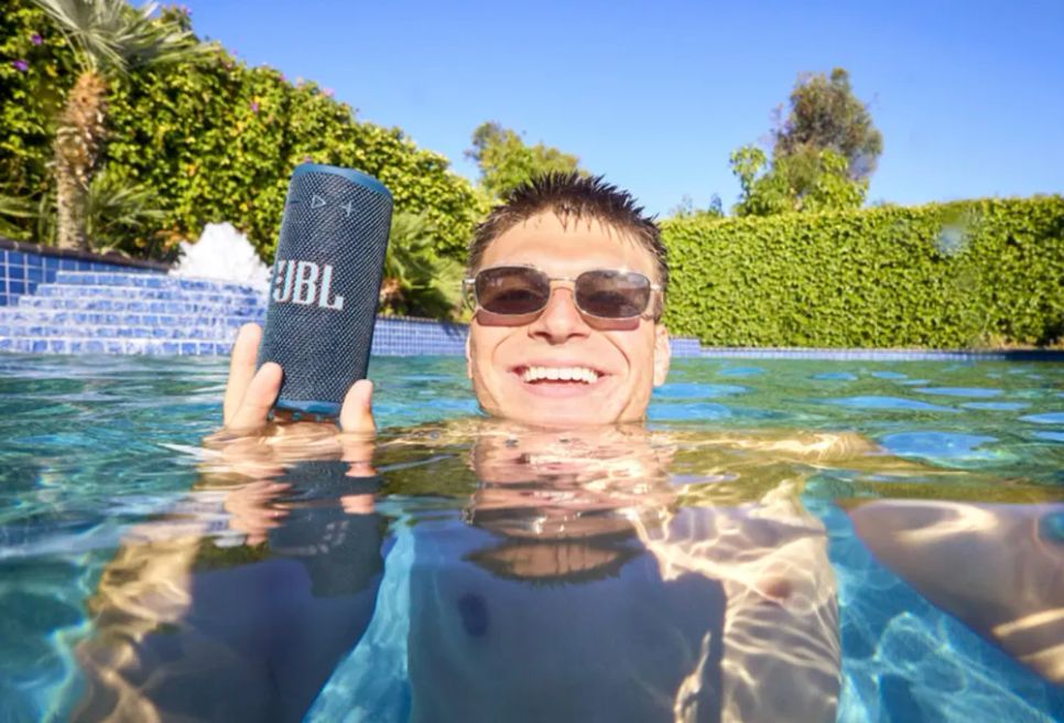 JBL Grip cực kỳ bền bỉ với chuẩn chống nước... JBL Grip cực kỳ bền bỉ với chuẩn chống nước...