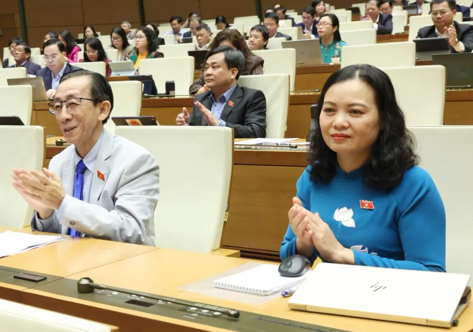 Đại biểu Quốc hội thông qua nghị quyết sáng 11-12. Ảnh: QUANG PHÚC