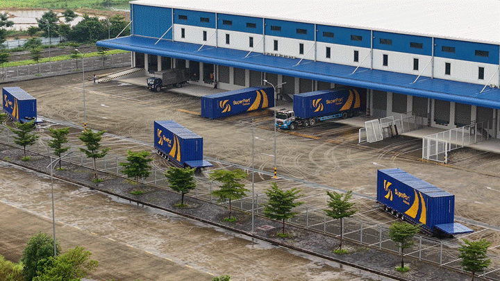 Việt Nam SuperPort™ là siêu cảng hậu cần đa phương thức, đảm nhận sứ mệnh kết nối và tích hợp mạng lưới vận tải hàng hóa Việt Nam vào chuỗi cung ứng toàn cầu Việt Nam SuperPort™ là siêu cảng hậu cần đa phương thức, đảm nhận sứ mệnh kết nối và tích hợp mạng lưới vận tải hàng hóa Việt Nam vào chuỗi cung ứng toàn cầu
